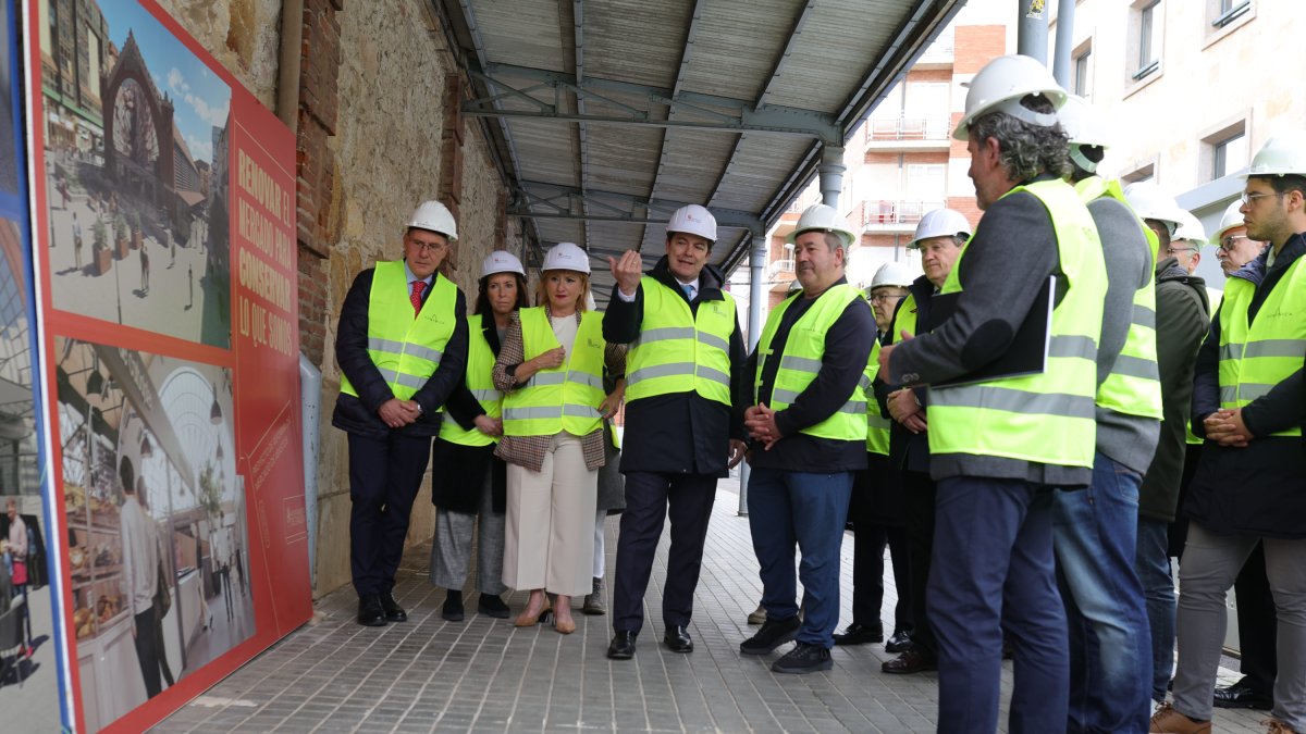 El alcalde de Zamora, Francisco Guarido, y el presidente de la Junta de Castilla y León, Alfonso Fernández Mañueco, informan sobre las obras del Mercado de Abastos.