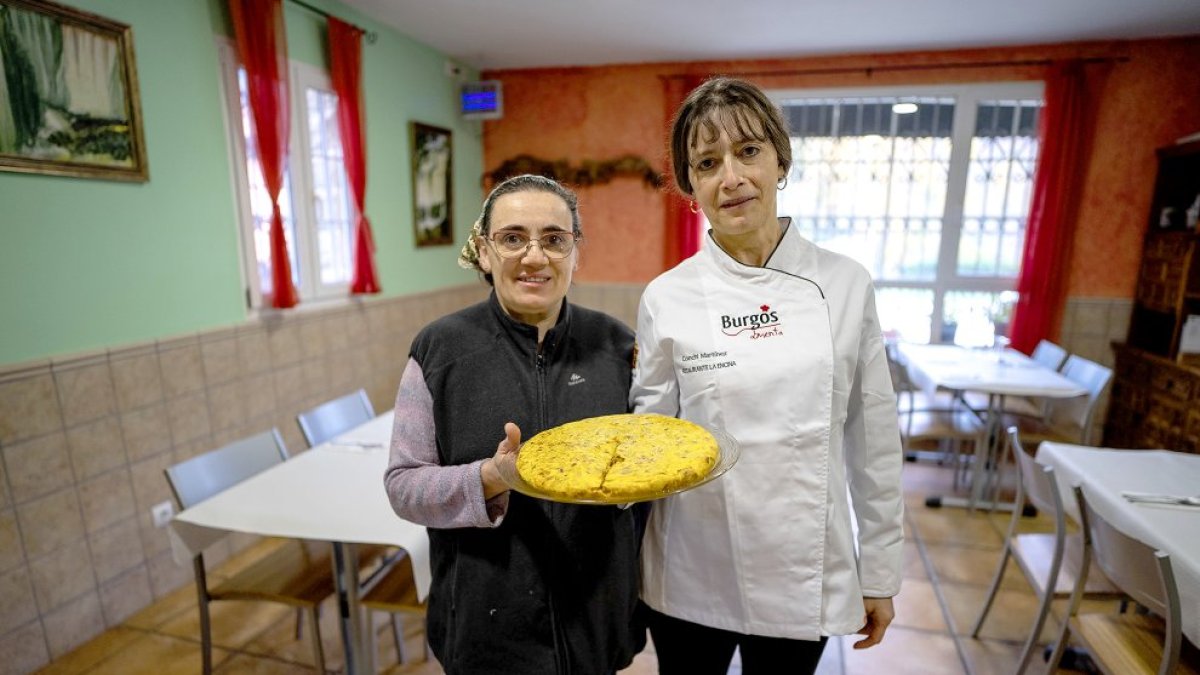 Conchi y Susana, en el comedor de La Encina, con una de sus tortillas