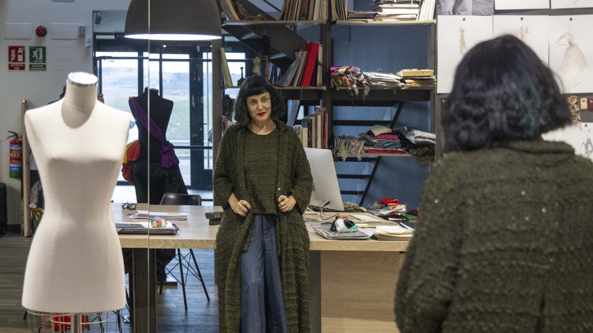 La diseñadora salmantina Fely Campo en su atelier de Salamanca.