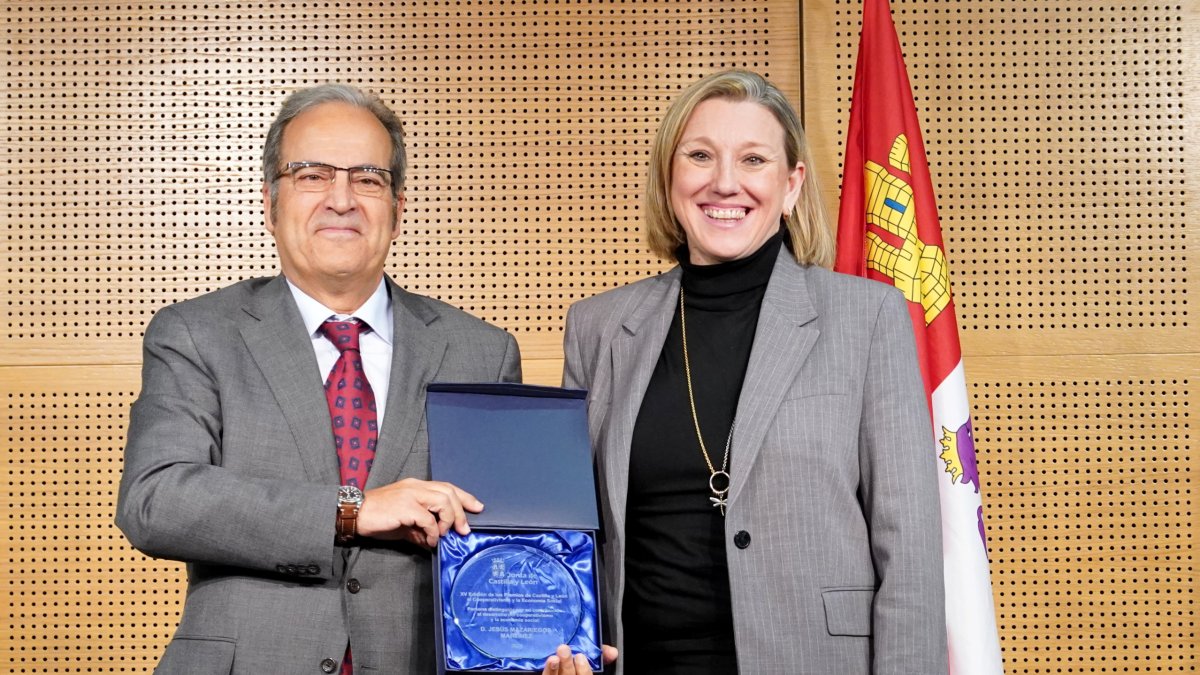 Jesús Mazariegos e Isabel Blanco durante la entrega del premio a la persona o entidad que se ha distinguido por su contribución al desarrollo del cooperativismo y la economía social.