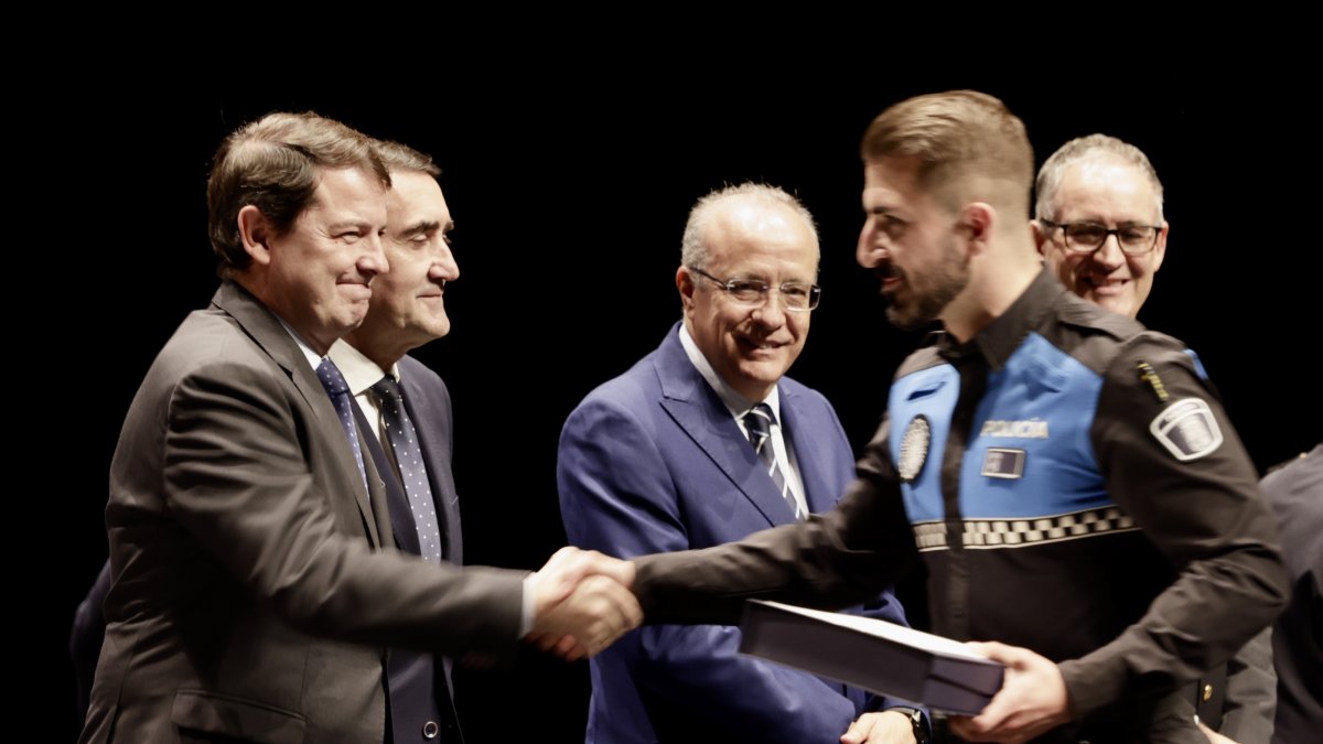 Alfonso Fernández Mañueco clausura la XX Gala de entrega de Medallas al Mérito de la Policía Local de Castilla y León 2024.