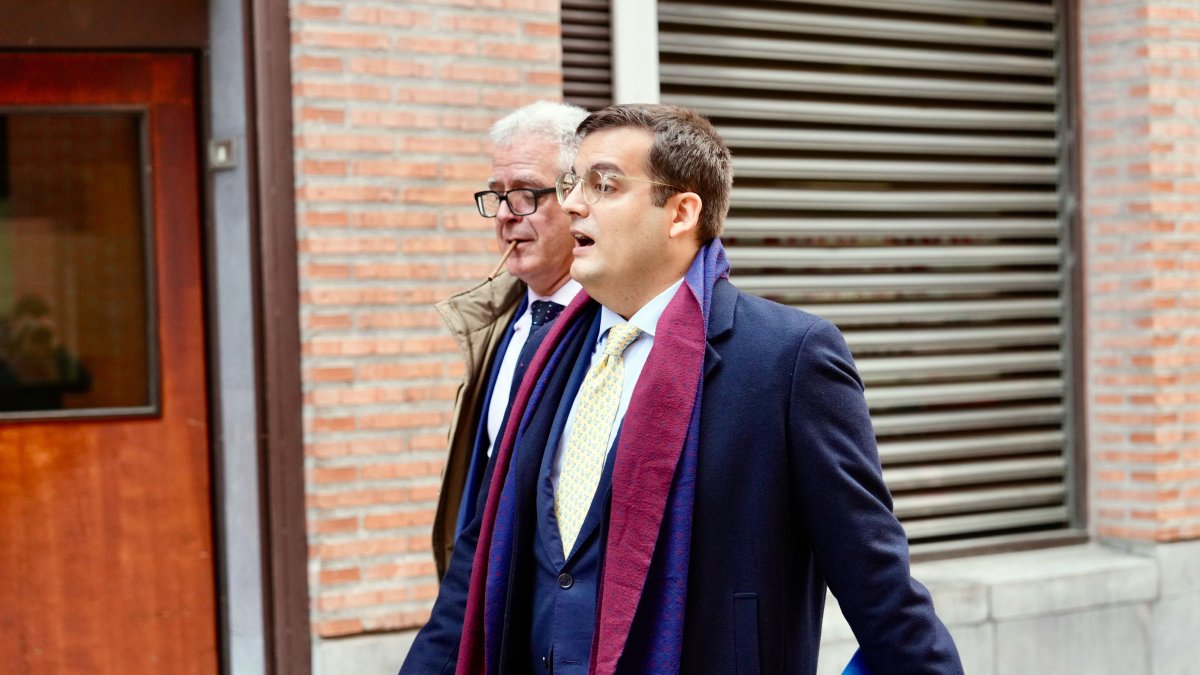 El secretario general y letrado mayor de las Cortes de Castilla y León, Marcos Herrero Martínez-Tutor, a su salida de los juzgados de Valladolid tras ser aplazado el juicio por acoso laboral.