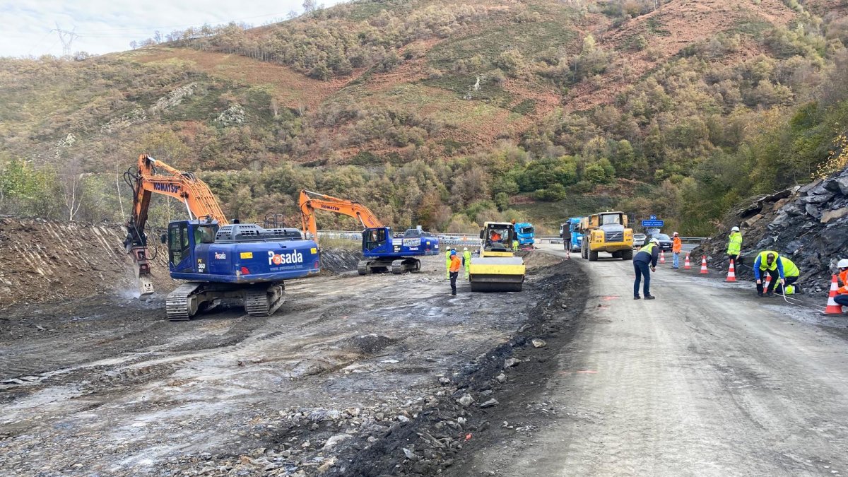 Avanzan las labores para recuperar el tráfico en la AP-66 tras el derrumbe del día 10