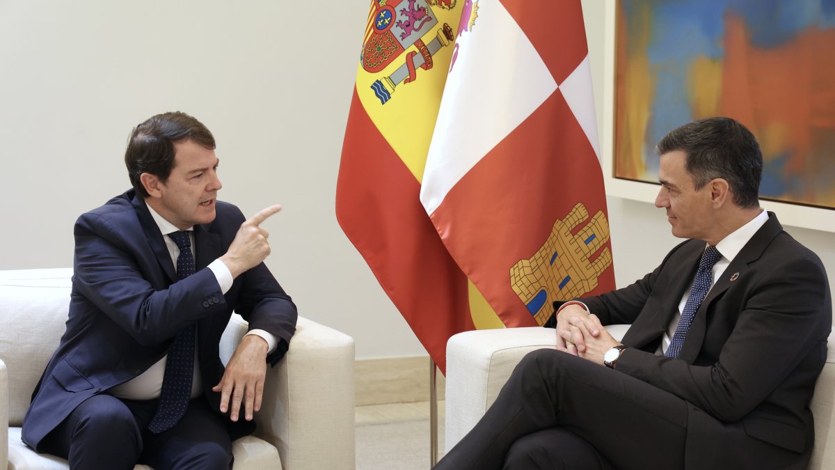 Alfonso Fernández Mañueco y Pedro Sánchez, en un momento de la reunión en La Moncloa