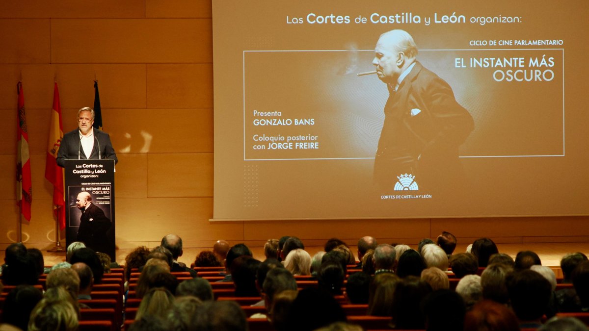 Imagen de la proyección en las Cortes