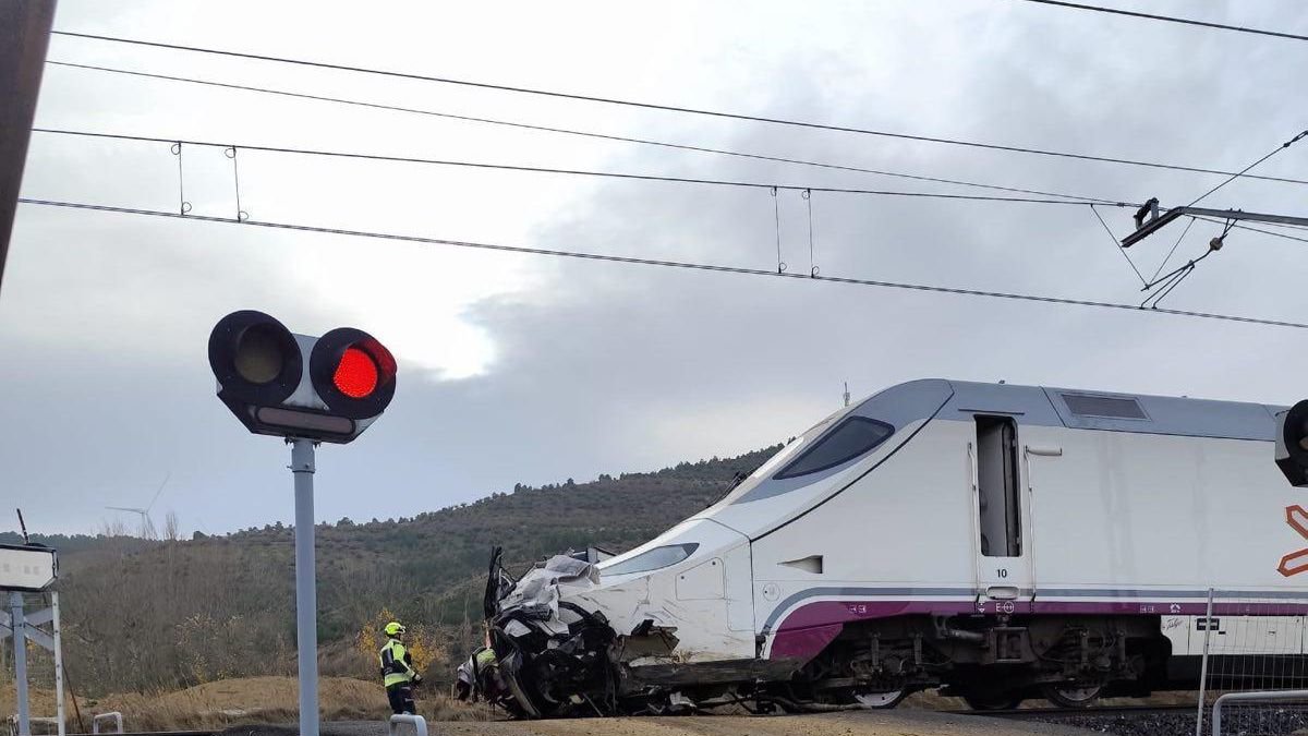 Estado en el que quedaron el Alvia y el turismo tras el accidente.