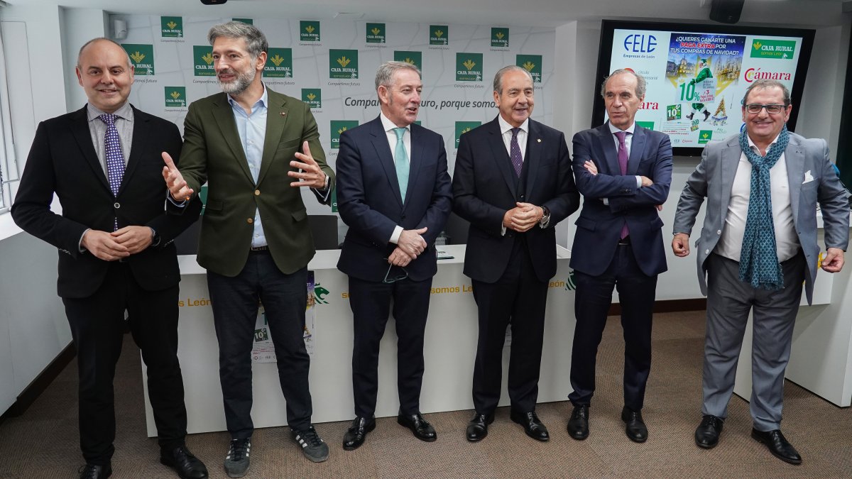 En la imagen (IaD), el director de Expansión de Caja Rural, Alejandro Hidalgo; el presidente del CEL, Julio César Álvarez; el presidente de la Cámara de Comercio, Javier Vega; el director general de Caja Rural, Cipriano García; el presidente de la FELE, Juan María Vallejo y el director de Comunicación, Narciso Prieto