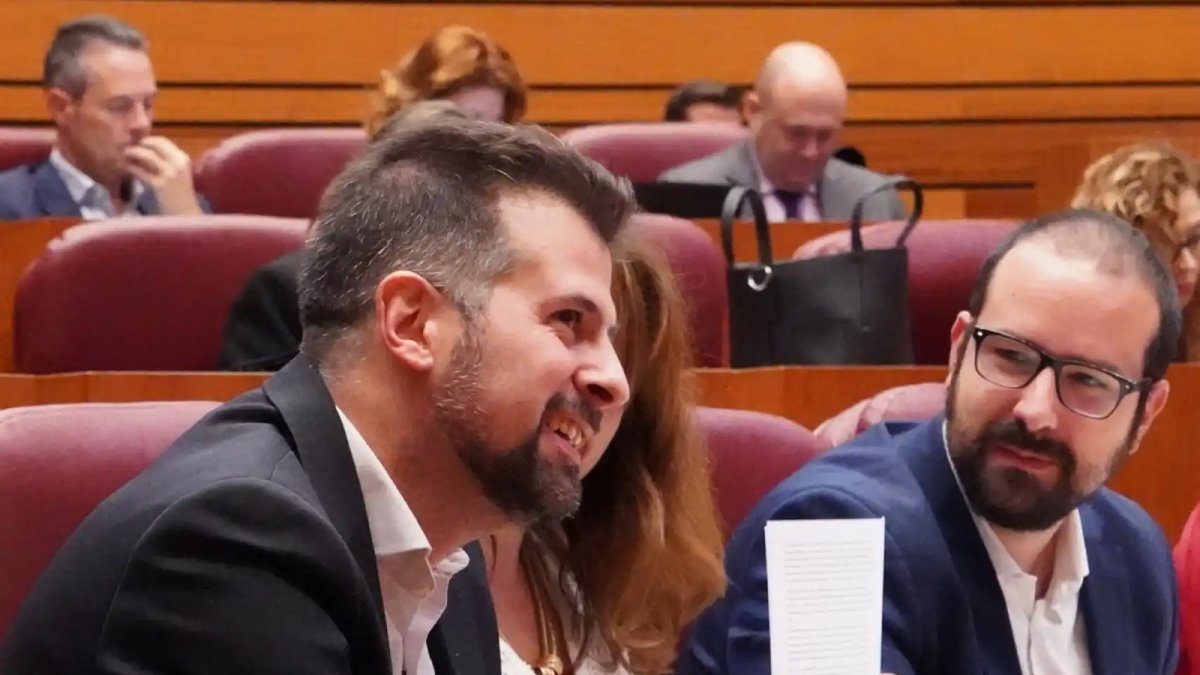 El exprocurador acusado de violencia contra la mujer junto a Tudanca en una sesión de las Cortes