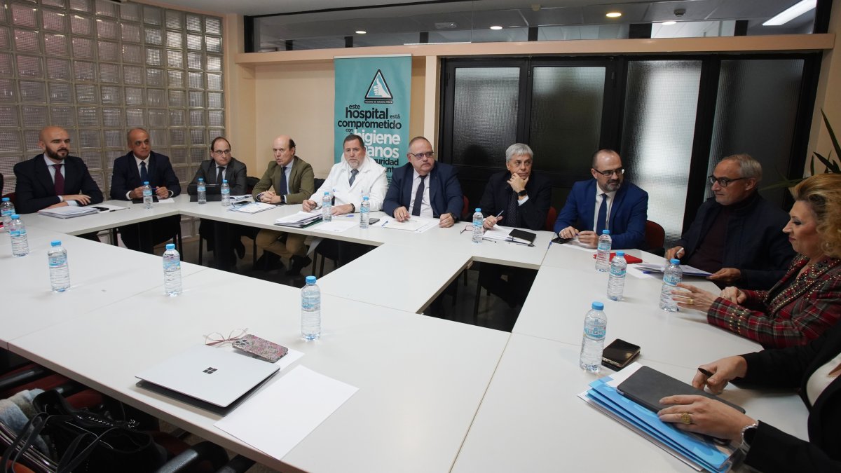 El consejero de Sanidad, Alejandro Vázquez Ramos, asiste a la constitución de la Comisión de Seguimiento del Plan Integral del Bierzo