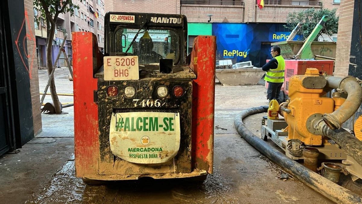 Maquinaria de Mercadona utilizada en trabajos de reacondicionamiento en Valencia.