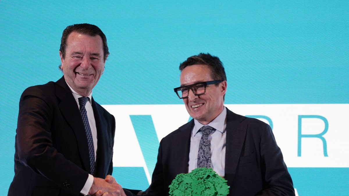 Javier Ungría entrega al rector de la USAL, Juan Manuel Corchado, el X Premio Academia de la Empresa Familiar de Castilla y León