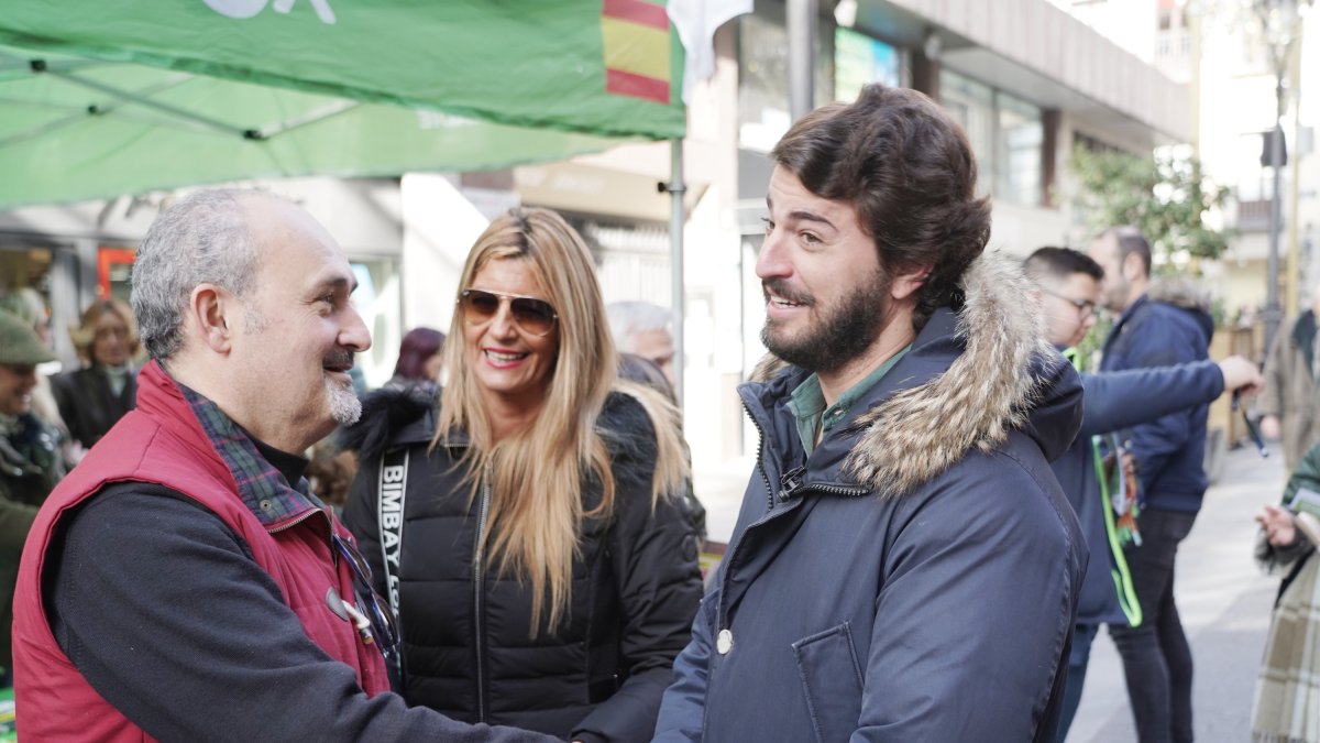 El portavoz de Vox en las Cortes de Castilla y León, Juan García-Gallardo, frente a la carpa informativa en Valladolid.