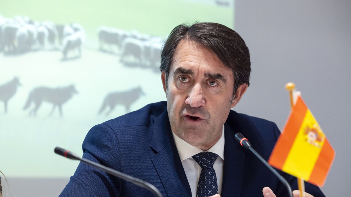 El consejero de Medio Ambiente, Vivienda y Ordenación del Territorio, Juan Carlos Suárez-Quiñones, participa en el Simposio 'Lobo y Ganado en España: Hacia una solución europea'.