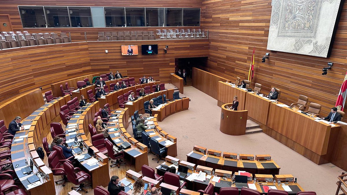El hemiciclo de las Cortes, ayer con numerosos escaños vacíos durante el desarrollo del pleno.