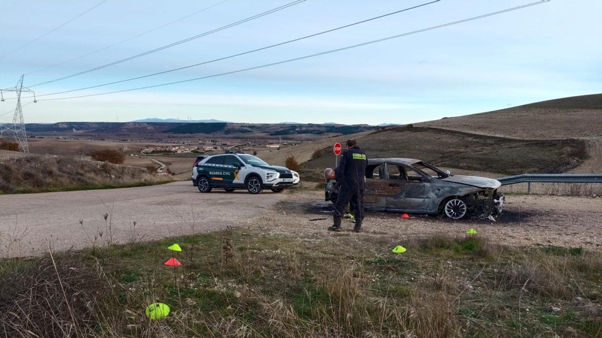 Coche calcinado, en el que aparecía el cadáver en Burgos.
