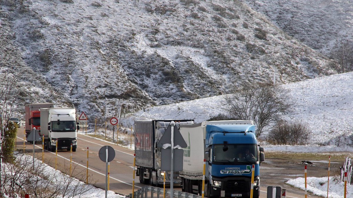 La nieve caída durante la noche no impide el paso de vehículos por el Puerto de Pajares