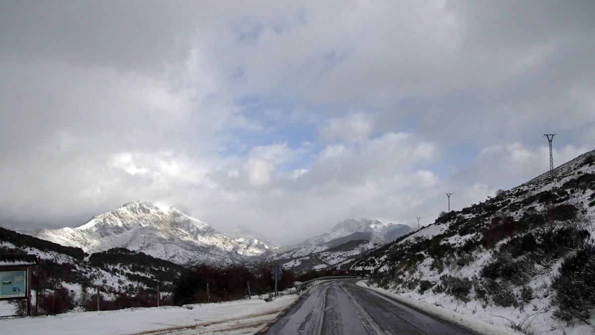 La nieve cubre la montaña de León en el puerto de Pajares y la comarca de los Arguellos
