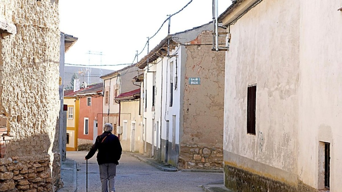 Una mujer camina por las calles de un pueblo de Valladolid, en una imagen de archivo.