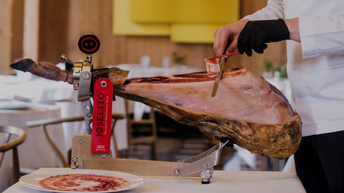 Corte de un jamón de la firma salmantina 'Joselito'