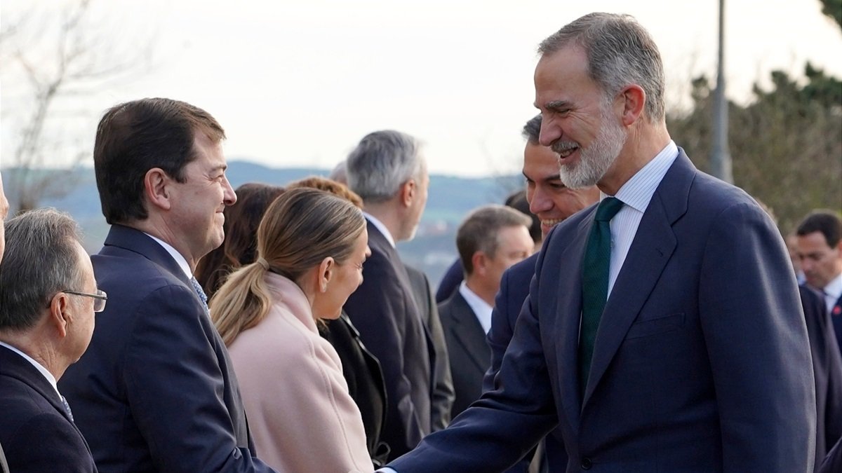 SM el Rey saluda al presidente de la Junta de Castilla y León, Alfonso Fernández Mañueco en la XXVII Conferencia de Presidentes.