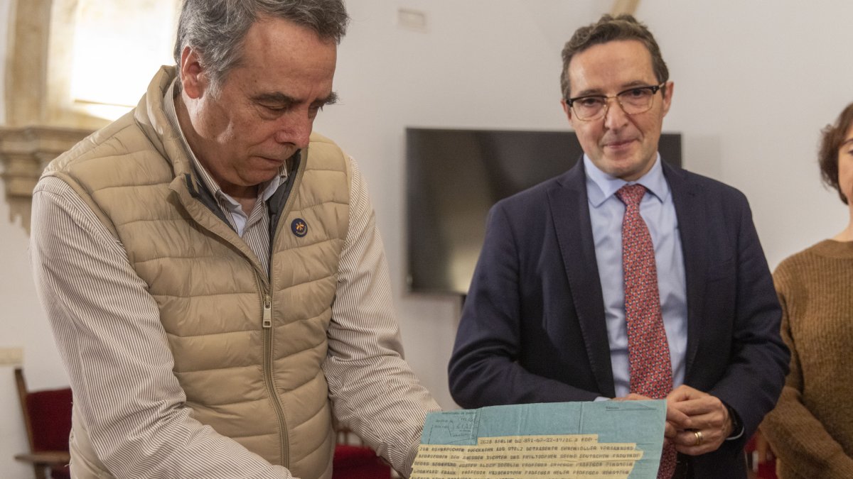 El rector de la Universidad de Salamanca presenta un telegrama que demuestra que el científico Albert Einstein apoyó en su destierro a Unamuno