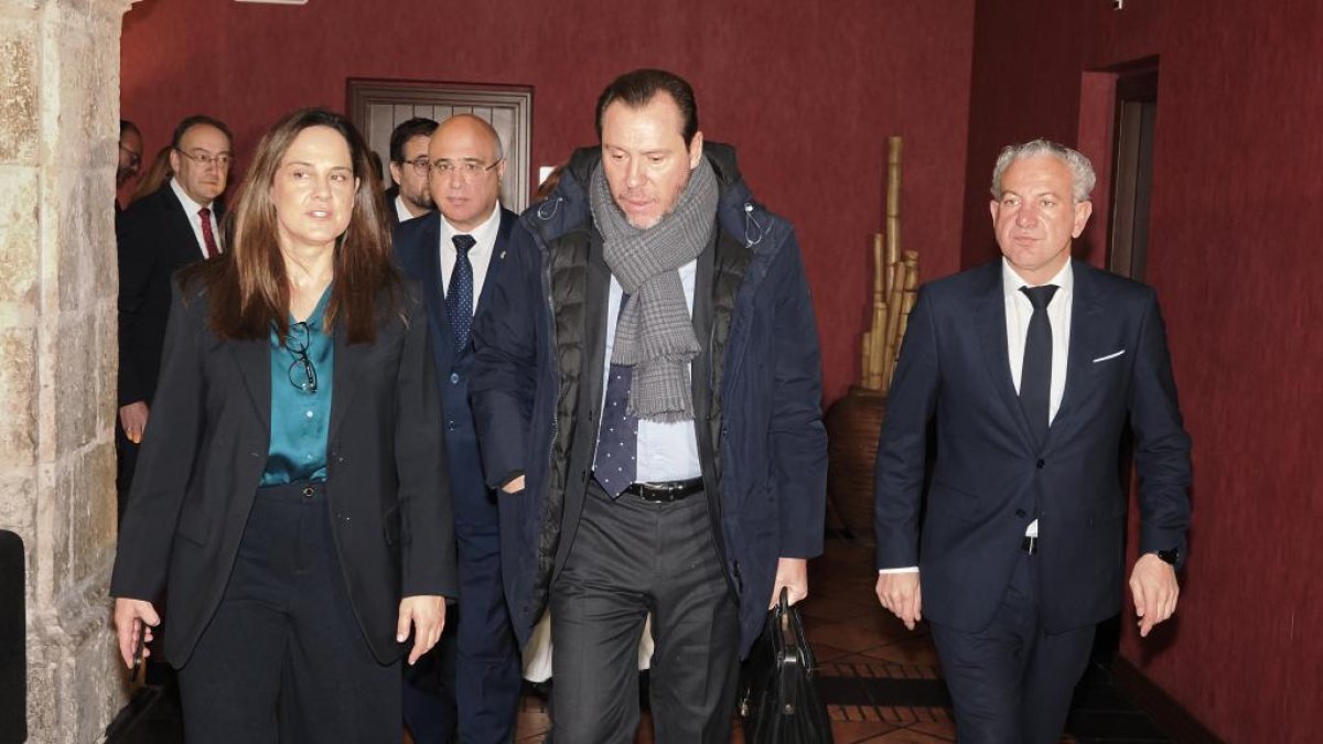 Adriana Ulibarri, Jacinto Canales, Óscar Puente y Nicanor Sen a su llegada al Club de prensa de El Mundo 'Conversaciones políticas con Óscar Puente'.