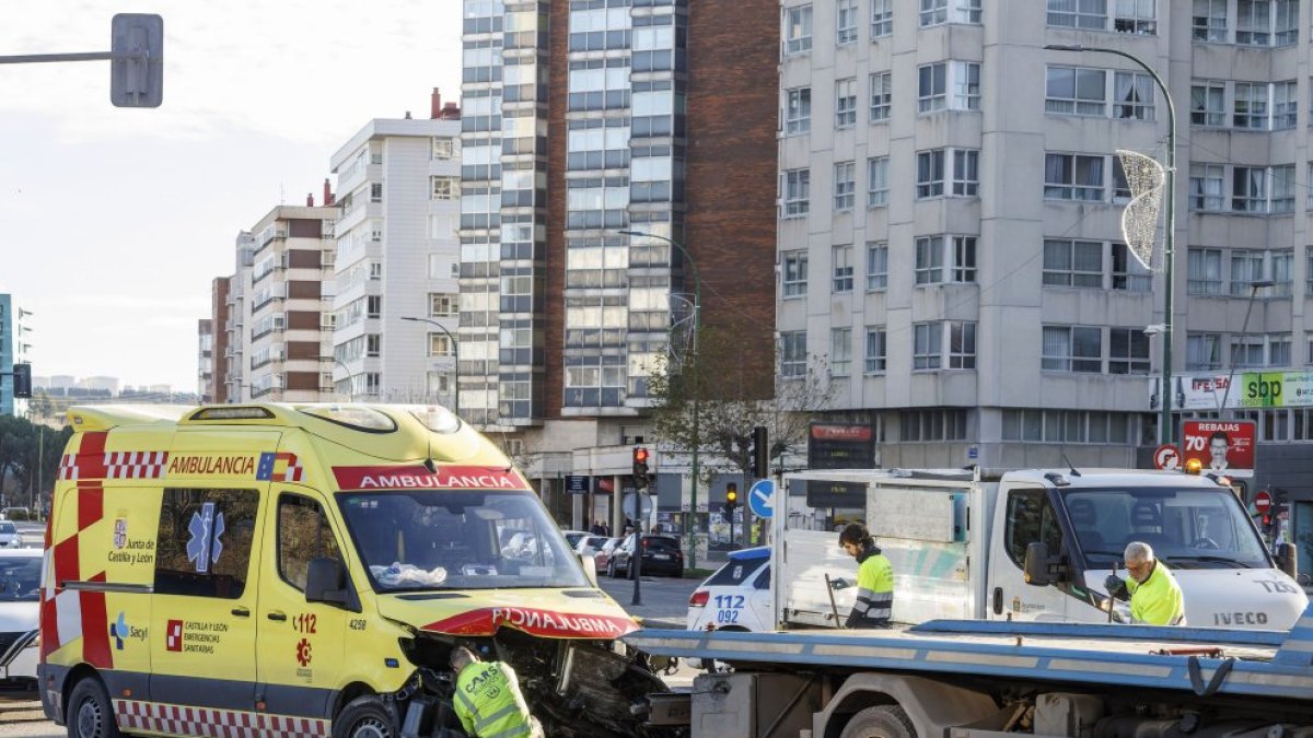 La grúa se lleva la ambulancia accidentada.