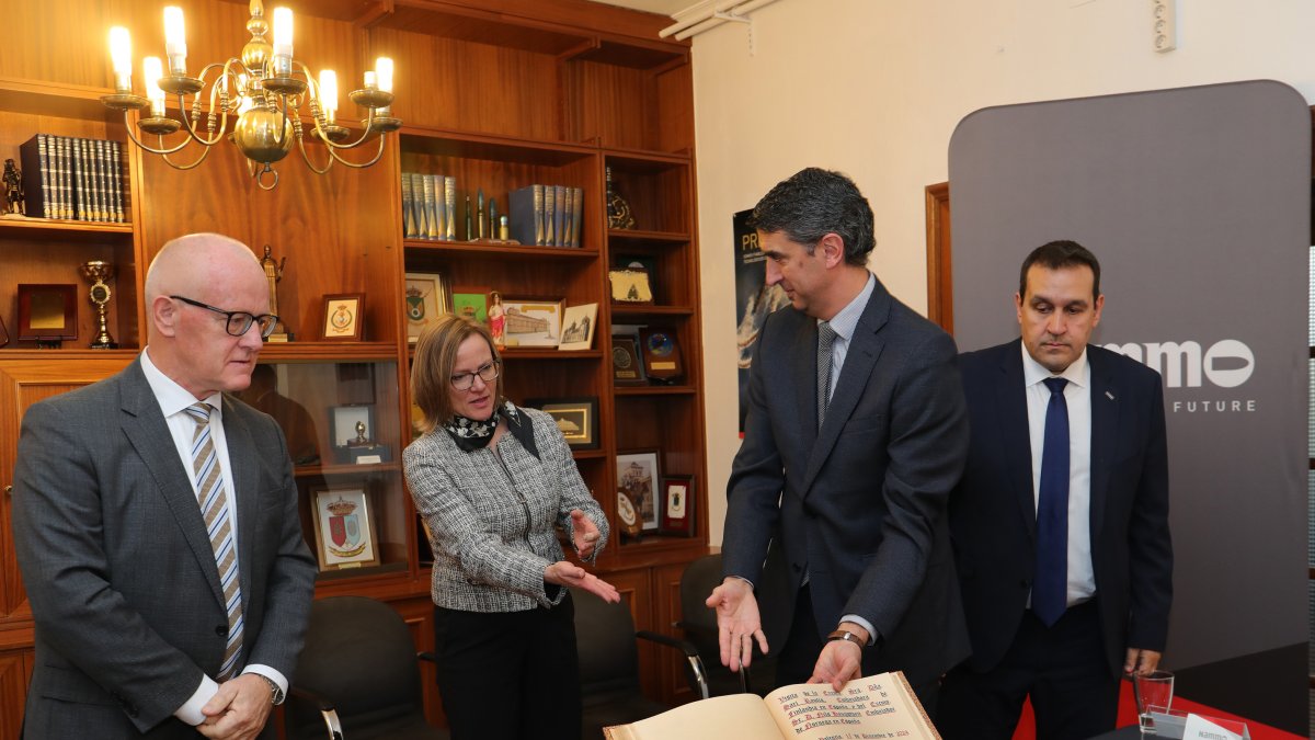 La embajadora de Finlandia, Sari Rautio; y el embajador de Noruega, Nils Haugstveit visitan las instalaciones de Nammo en Palencia, acompañados del presidente de Nammo Palencia, Antonio Llamas