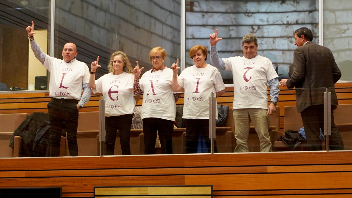 Cinco personas muestran camisetas a favor del Lexit durante el pleno de las Cortes.