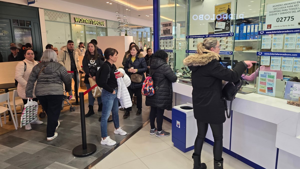 Cola en la administración de lotería ‘Rana de Oro’, en el centro comercial RÍO Shopping de Arroyo de la Encomienda