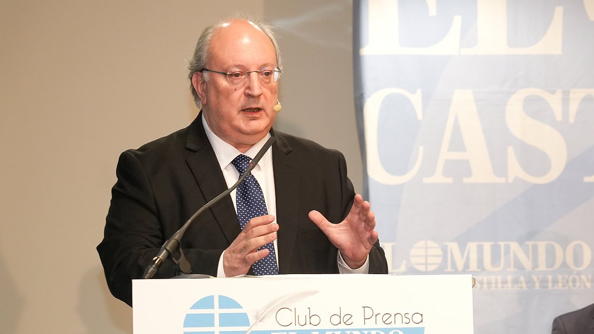 El presidente del CES de Castilla y León, Enrique Cabero, interviene en el Club de Prensa de EL MUNDO. J. M. LOSTAU