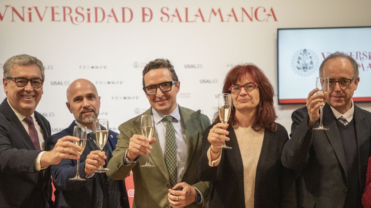 El rector de la Universidad de Salamanca, Juan Manuel Corchado, mantiene el tradicional encuentro navideño con los medios