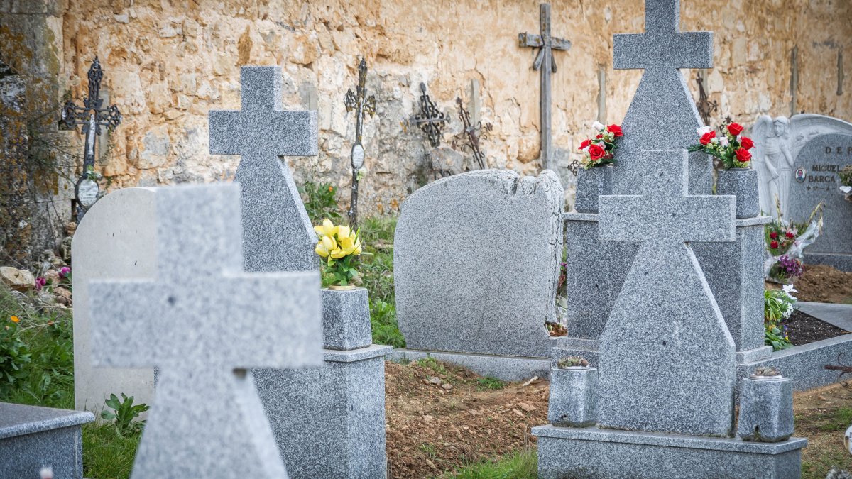Detalle de la tierra removida en el cementerio de Andaluz.