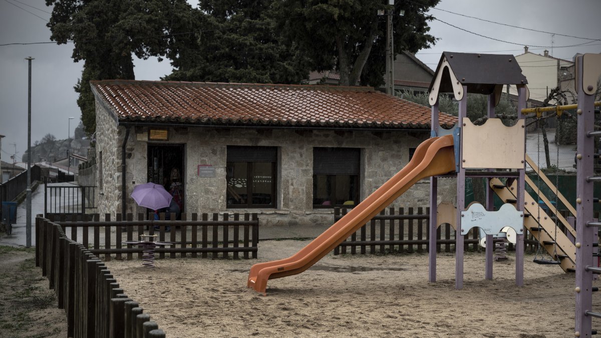 Parque infantil en el municipio zamorano de Fermoselle.