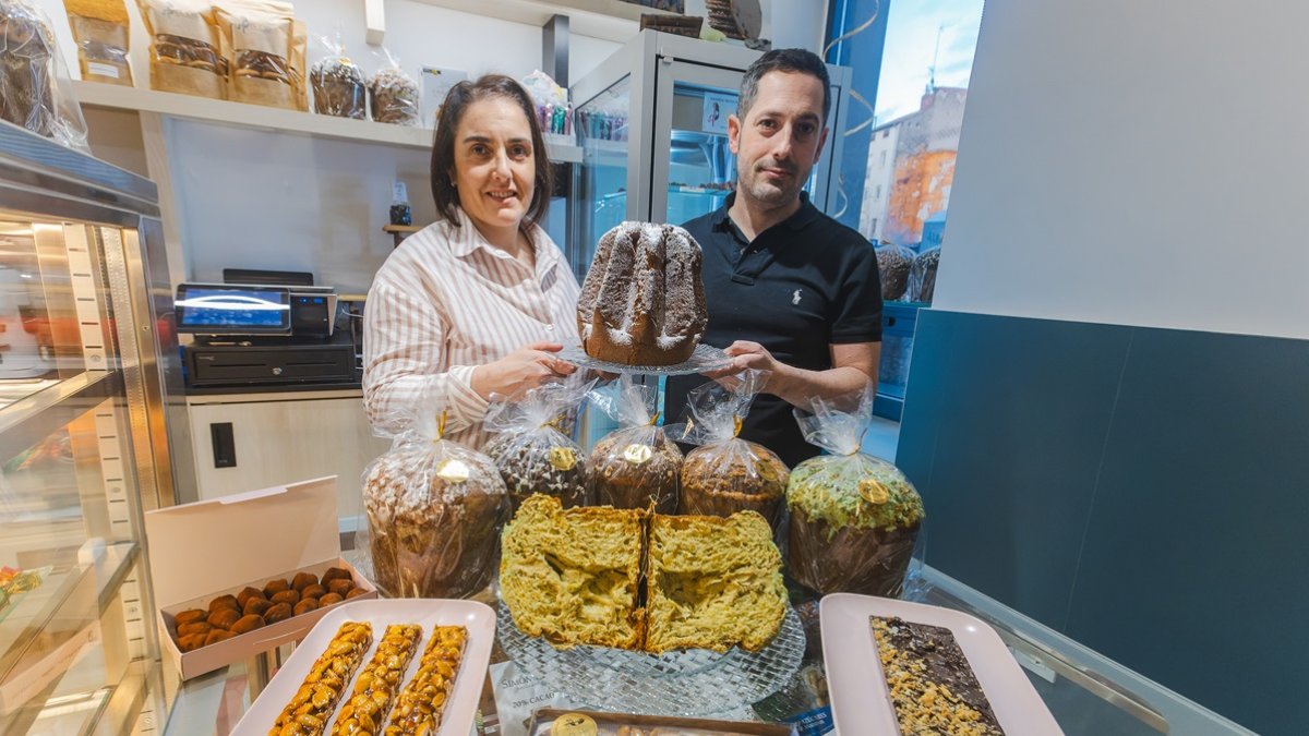 Begoña y Félix Ángel, con una muestra de su dulce y llamativa propuesta navideña