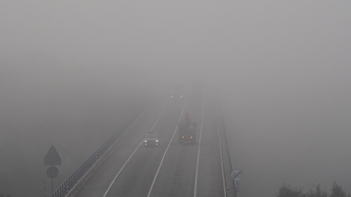 Niebla en una carretera de Castilla y León.