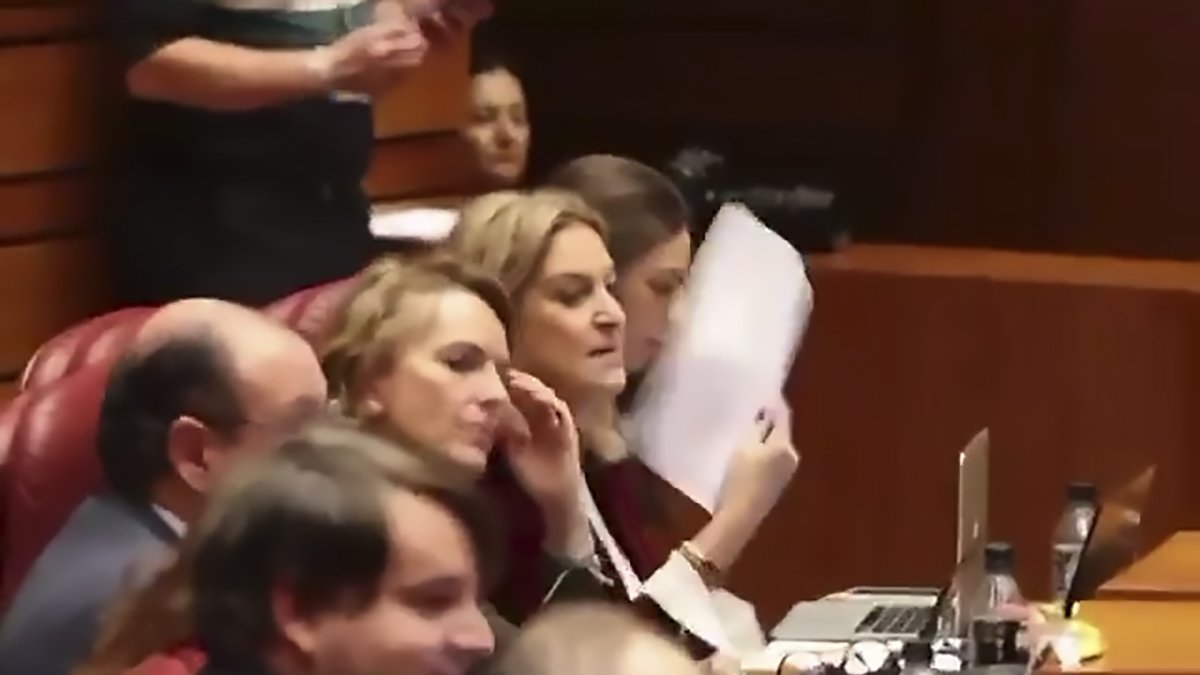 La rubia del PP se abanica