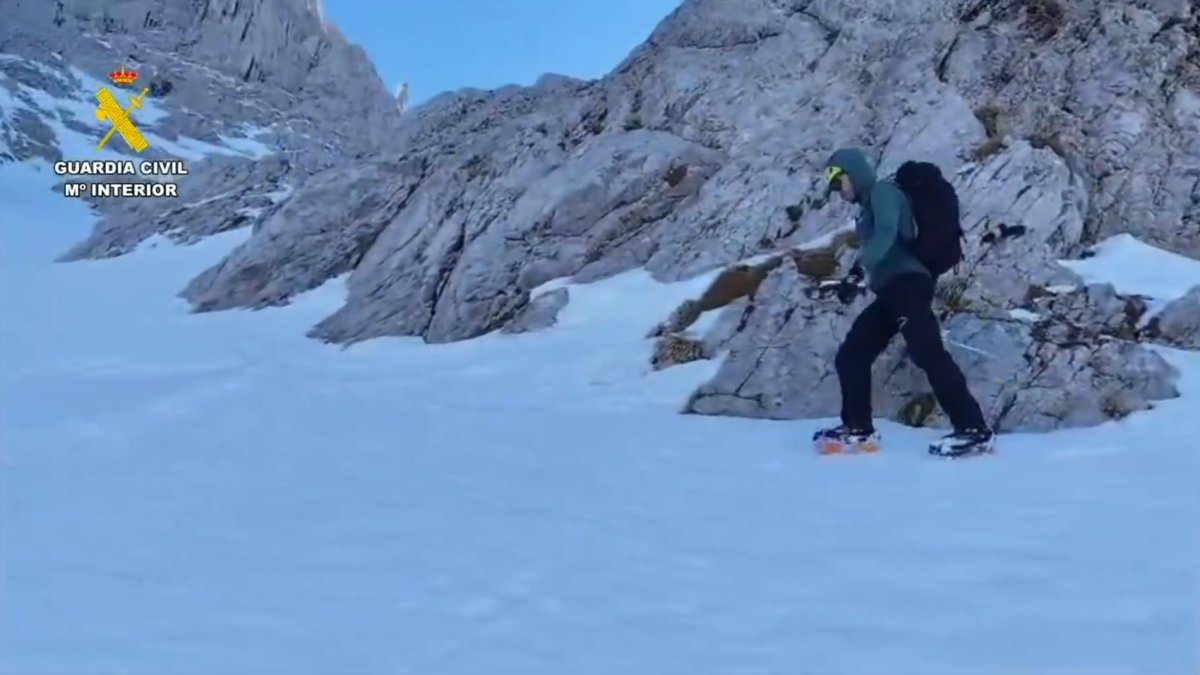 La Guardia Civil continúa con la búsqueda del montañero desaparecido en los Picos de Europa.