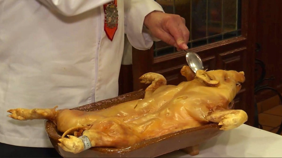 Corte de un 'Cochinillo de Segovia'