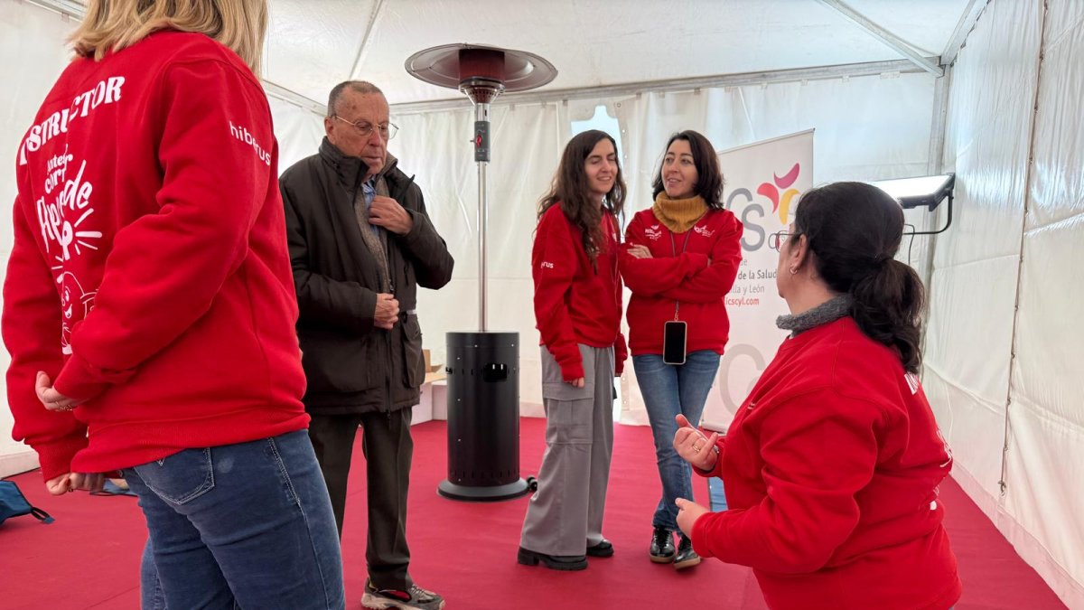 Una instructora enseña cómo realizar una maniobra en la plaza del Milenio de Valladolid.