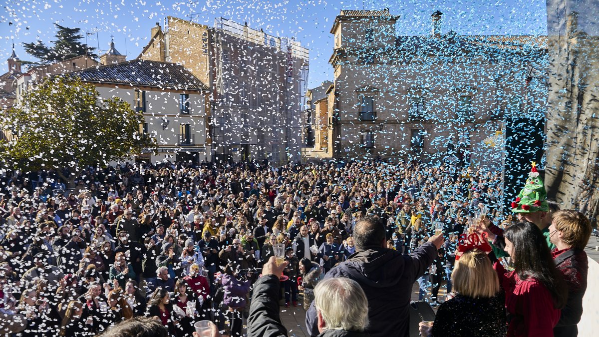 La plaza Mayor de Almazán durante las campanadas del ‘Feliz Torrezno Nuevo’.