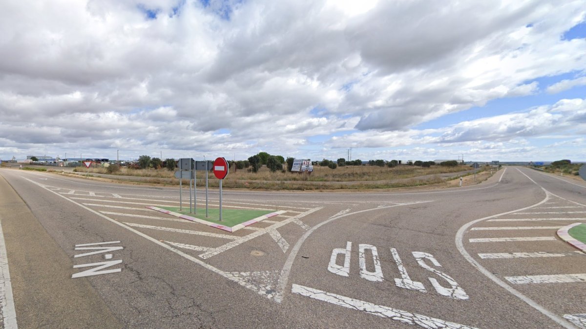 Cruce del acceso a la autovía A-6, en Benavente (Zamora)