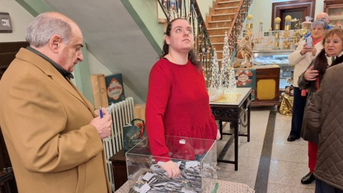 Sorteo del roscón de los 10.000 euros de Conrado en La Bañeza.
