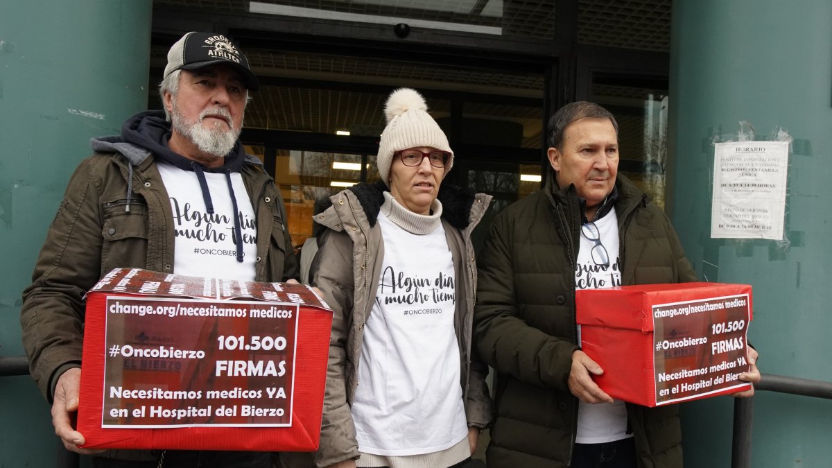 La plataforma OncoBierzo entrega en la Junta de Castilla y León más de 100.000 firmas para reclamar mejoras en la sanidad del Bierzo