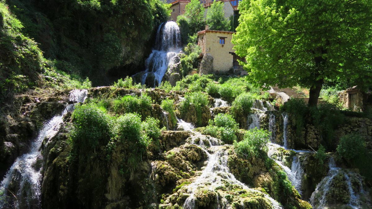 Imagen de archivo de una cascada en Orbaneja del Castillo, en Burgos.
