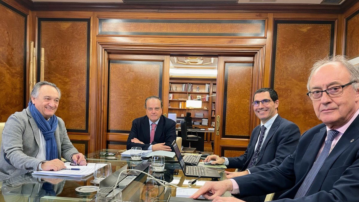 Mario Amilivia preside el pleno del Consejo de Cuentas del pasado 30 de diciembre junto al consejero Emilio Melero (i), el secretario, Andrés Pérez-Moneo y el consejero Miguel Ángel Jiménez (d).