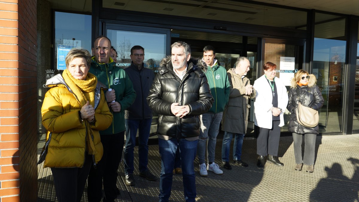 Benjamín Castro (D), junto a la presidenta provincial de CSIF León, Ofelia Rodríguez, y el responsable de la Agrupación Comarcal y del sector de Sanidad en El Bierzo, Maximino Prieto (C