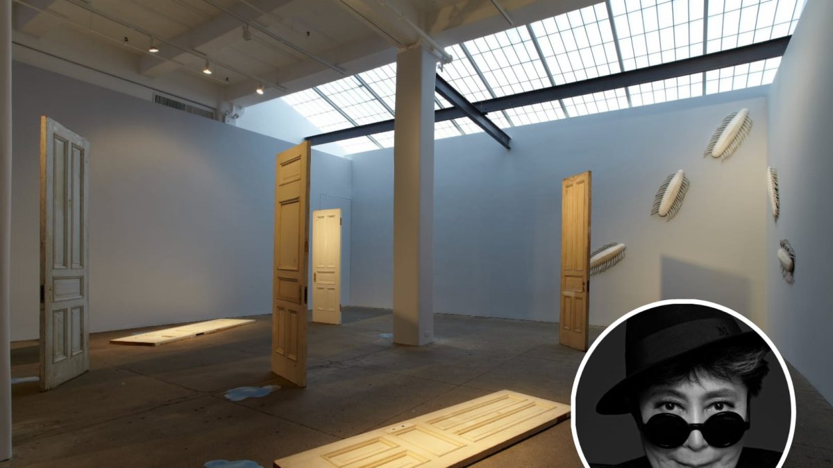 Imagen de una de las partes de la exposición de Yoko Ono junto a una foto de la artista.