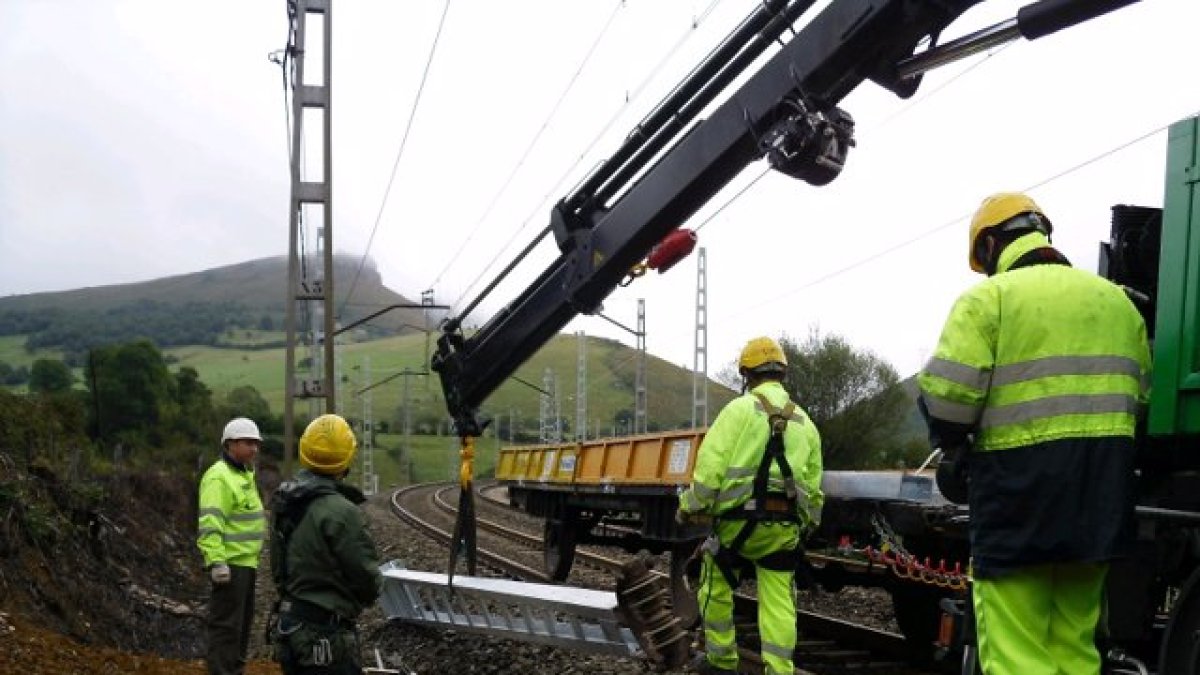 Obras de Adif en la línea del AVE Palencia-Cantabria.