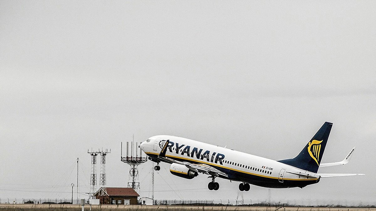Avión despegando del aeropuerto de Villanubla.